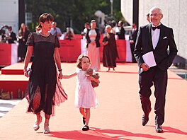 Vdova po Ji�ím Barto�kovi Andrea na záv�re�ném ceremoniálu KVIFF. Doprovází ji...