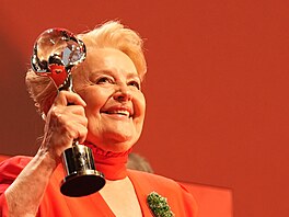 Magda Vá�áryová p�evzala K�i��álový glóbus za mimo�ádný um�lecký p�ínos sv�tové...