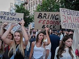 Tisíce lidí v Kyjev� demonstrovaly proti Zelenského rozhodnutí propustit...
