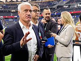 Zklamaný francouzský kou� Didier Deschamps opou�tí semifinálovou scénu, jeho...