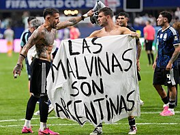 Malvíny jsou argentinské. Provokativní transparent rozvinuli argentin�tí...