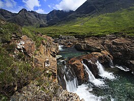 Fairy Pools (ostrov Skye, Skotsko): Skupina k�i��álov� �istých jezírek a malých...