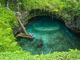 To Sua Ocean Trench (Samoa): Tato úchvatná �díra v zemi� je hluboká asi 30...
