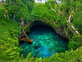 To Sua Ocean Trench (Samoa): Lagunu propojuje s otev�eným oceánem lávový tunel,...