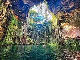 Cenote Ik Kil (Yucatán, Mexiko): Tém�� dokonale kruhové jezírko (ve skute�nosti...