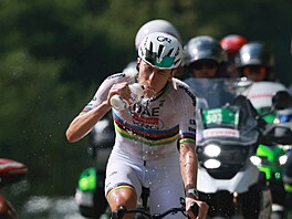 Tadej Poga�ar se b�hem �esté etapy Tour de France osv�uje vodou