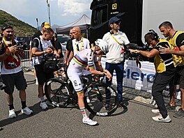 Tadej Poga�ar za cílem �esté etapy Tour de France, �lenové realiza�ního týmu...