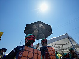 Jezdci Decathlonu se chladí b�hem deváté etapy Tour de France