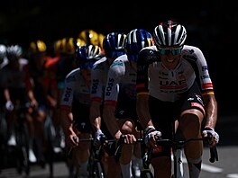 Nils Politt z týmu UAE Emirates diktuje tempo na �ele pelotonu ve 14. etap�...