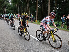 Jonas Vingegaard usazený v pelotonu kolem svých týmových koleg� z Vismy b�hem...
