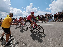 Georg Steinhauser p�ed Benem Healyem a Richardem Carapazem z týmu EF Education...