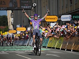Mauro Schmid vyhrává z úniku 13. etapu Tour de France.