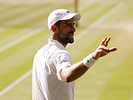 Novak Djokovi� b�hem semifinále Wimbledonu proti Janniku Sinnerovi.