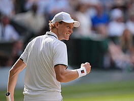 Jannik Sinner se raduje b�hem semifinále Wimbledonu proti Novaku Djokovi�ovi.