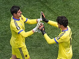 Belgický branká� Thibaut Courtois (vlevo) musí v 71. minut� vinou zran�ní...