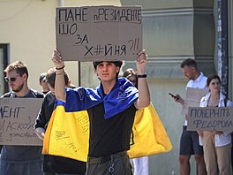 Lidé protestují proti rozhodnutí ukrajinského prezidenta Volodymyra Zelenského...