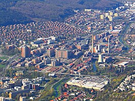 P�i pohledu na tovární areál z dálky vyniká monumentalita budovy 34, na snímku...