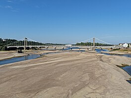 Katastrofální situaci na nejdel�í francouzské �ece Loi�e, která na n�kterých...