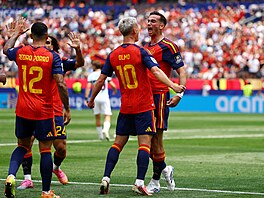 �pan�lský zálo�ník Fabián Ruiz slaví se spoluhrá�i gól do sít� Belgie.