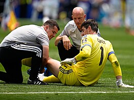 Belgický branká� Thibaut Courtois je o�et�ován v zápase se �pan�lskem. Nakonec...