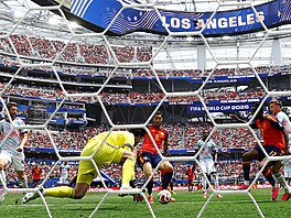 �pan�lský zálo�ník Mikel Merino st�ílí gól do sít� Belgie.