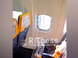 Rozbité okno na palub� letadla Ryanair, které vcuclo cestujícího. (10. �ervence...
