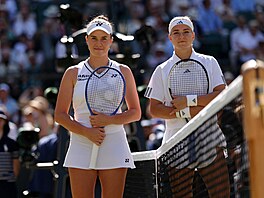 Linda Nosková (vlevo) a Karolína Muchová p�ed wimbledonským finále.