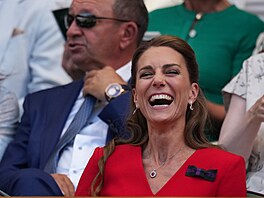 Princeznu z Walesu komentá�e jejích p�ísedících b�hem �enského wimbledonského...