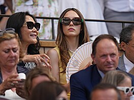 Akrobatická ly�a�ka Eileen Guová sleduje �enské wimbledonské finále.