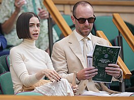 Here�ka Lily Collinsová na tribun� p�i �enském finále Wimbledonu.