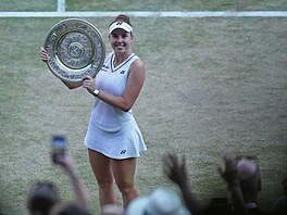 Linda Nosková pózuje s wimbledonskou trofejí.