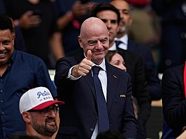 Gianni Infantino, prezident FIFA, se culí do kamery.