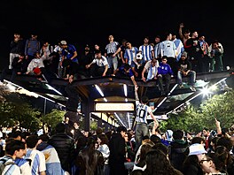 Fanou�ci Argentiny oslavují výhru nad Anglií v semifinále fotbalového MS 2026.