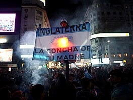Fanou�ci Argentiny oslavují výhru nad Anglií v semifinále fotbalového MS 2026.