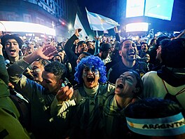 Fanou�ci Argentiny oslavují výhru nad Anglií v semifinále fotbalového MS 2026.