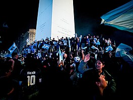 Fanou�ci Argentiny oslavují výhru nad Anglií v semifinále fotbalového MS 2026.