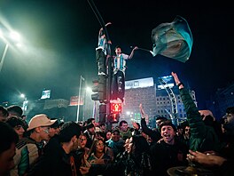 Fanou�ci Argentiny oslavují výhru nad Anglií v semifinále fotbalového MS 2026.