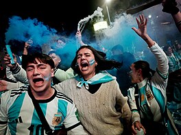 Fanou�ci Argentiny oslavují výhru nad Anglií v semifinále fotbalového MS 2026.