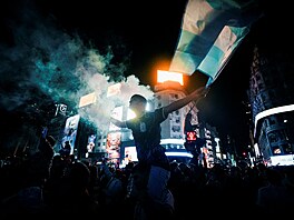 Fanou�ci Argentiny oslavují výhru nad Anglií v semifinále fotbalového MS 2026.
