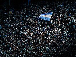 Fanou�ci Argentiny oslavují výhru nad Anglií v semifinále fotbalového MS 2026.