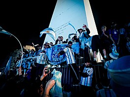 Fanou�ci Argentiny oslavují výhru nad Anglií v semifinále fotbalového MS 2026.