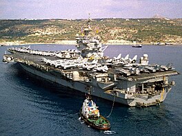 První americká letadlová lo� s jaderným pohonem USS Enterprise (CVN 65) na...