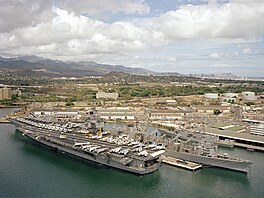 Letadlová lo� USS Enterprise (CVN 65) kotví v Pearl Harboru spolu s dal�ími...