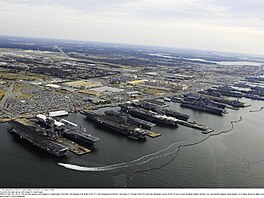 Letadlové lod� USS Dwight D. Eisenhower (CVN 69), USS George H.W. Bush (CVN...
