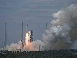 Nosná raketa Dlouhý Pochod 10B startuje z kosmodromu Wen-�chang v �ínské...