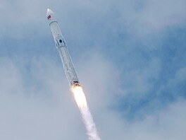 Nosná raketa Dlouhý Pochod 10B odlétá z kosmodromu Wen-�chang v �ínské...