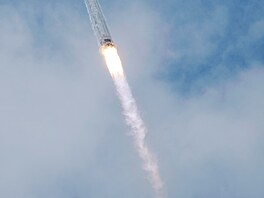 Snímek startu nosné rakety Dlouhý pochod 10B z Wen-�changu v provincii Chaj-nan...