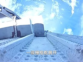 Návrat prvního stupn� nosné rakety Dlouhý pochod 10B na mo�e, kde bude zachycen...