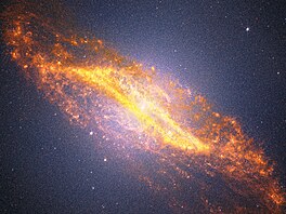 Kombinovaný snímek galaxie Centaur A po�ízený za�ízením NIRCam a MIRI na...