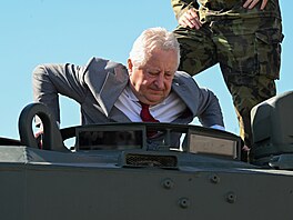 P�evzetí posledního tanku Leopard 2A4 u 73. tankového praporu zavr�ilo p�edání...